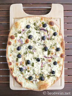 Flammkuchen griechische Art mit Feta (Schafskäse), Oliven und Zwiebeln